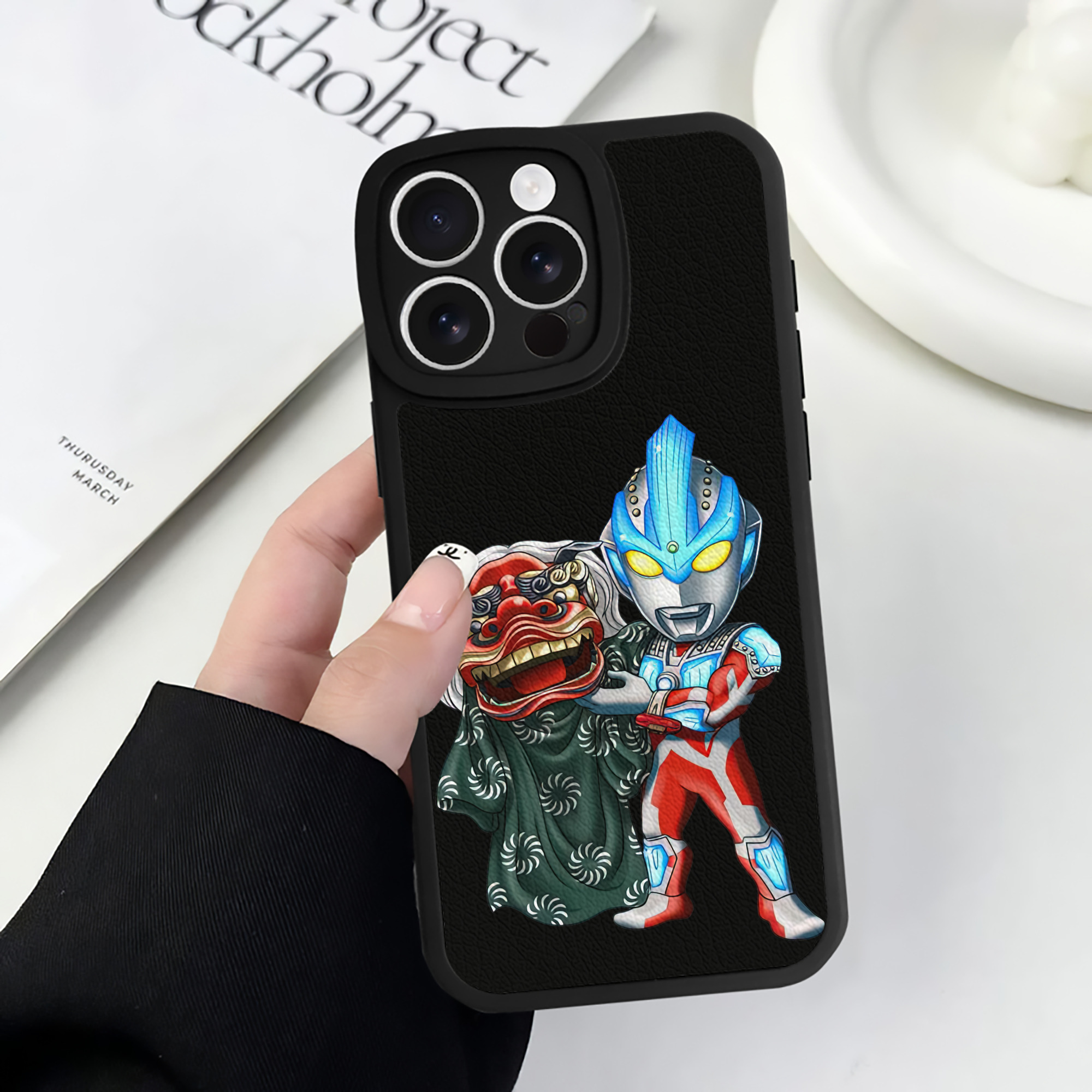 （画像用） ウルトラマン Ultraman 【iPhone 16シリーズ対応】シリコンスマホケース（レザー調） 材質：シリコン